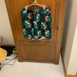 Duluth Trading recycled poly floral min skirt L=18 in back zip pocket large